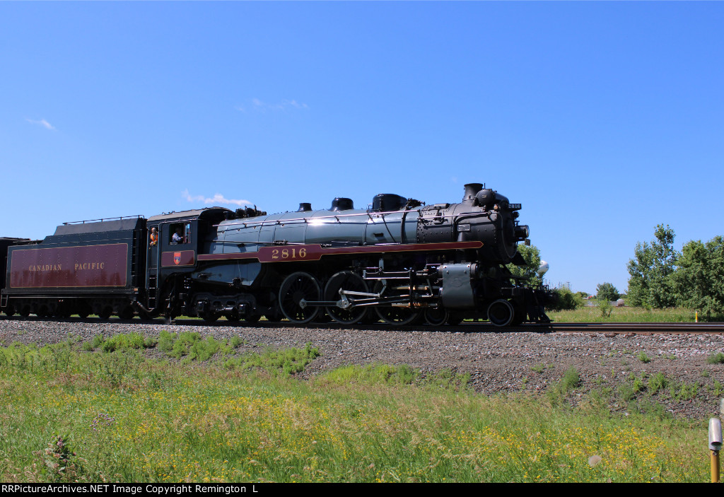 CP 2816 Turning North